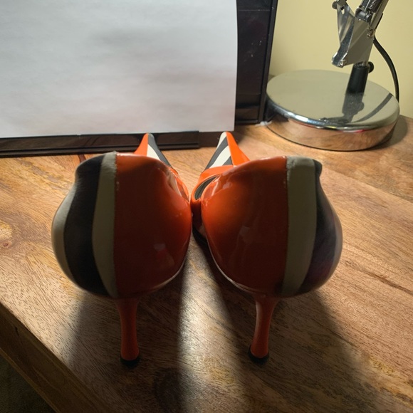 Dolce & Gabbana size 6 pointy toe heels. Worn, with some discoloration. - Picture 3 of 8